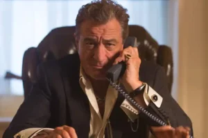 Robert De Niro sebagai pemilik kasino yang kaya raya di film Bus 657 aka Heist (2015)