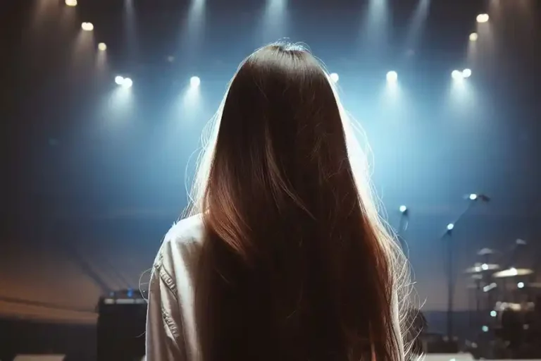 Mengatasi Post Concert Depression, Ini Jurus Jitu Menurut Pakar Psikologi Unair Ilsutrasi penonton di depan panggung konser yang sudah kosong