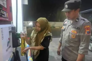 Petugas dari Polsek Dlanggu saat melakukan patroli ke SPBU. (foto: Dok Beritajatim.com)
