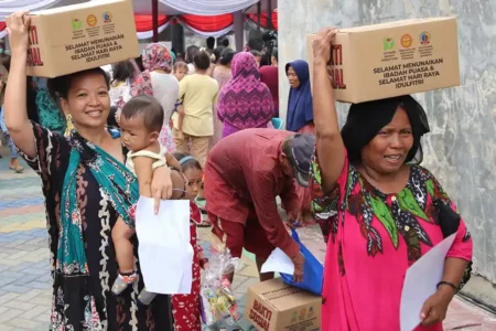 Warga miskin penerima paket sembako dari Pemkot Surabaya