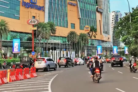 Suasana Kota Surabaya saat musim kemarau (foto: Aulia Azharuddin Ahmady, unsplash)
