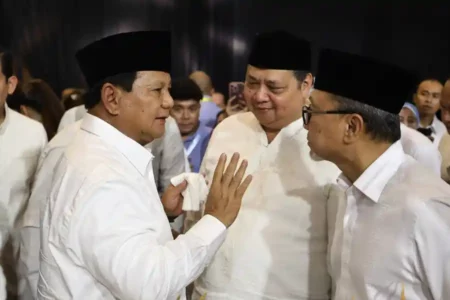 Prabowo Subianto saat berdialog dengan Zulkifli Hasan dan Airlangga Hartarto