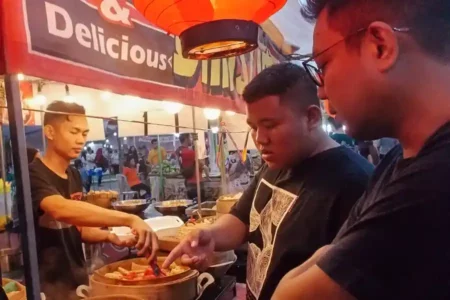 Sebuah UMKM sedang menjajakan makanannya di bazar (foto: Hendro D. Laksono, pilar.id)
