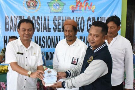 Bakti sosial bagi-bagi sembako gratis di tiga desa, yang diinisiasi PWI dan Pemkab Sidoarjo