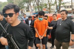 Tersangka pelaku pembunuhan saat diamankan petugas (foto: Dok Humas Polri)