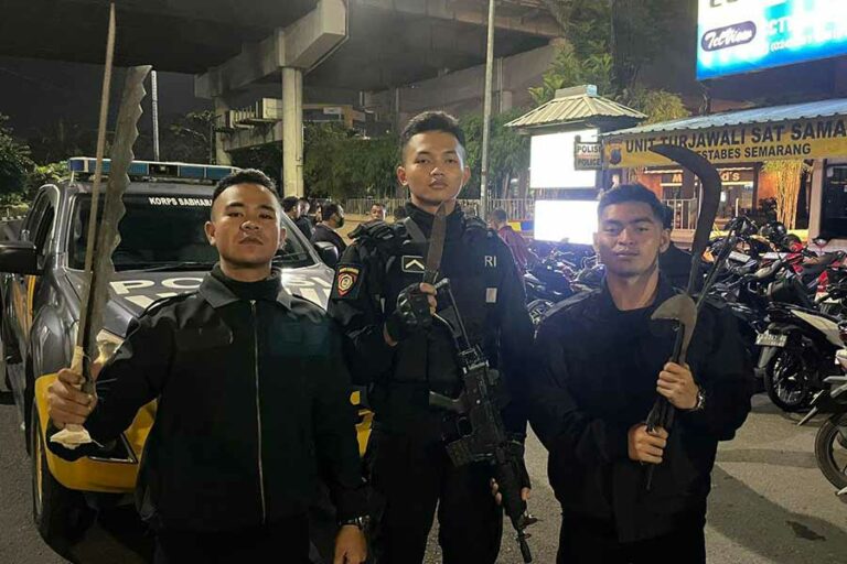 Tim Patroli Perintis Presisi Sat Samapta Polrestabes Semarang menunjukkan barang bukti senjata tajam yang dibawa para pelaku tawuran (foto: Dok Humas Semarang)