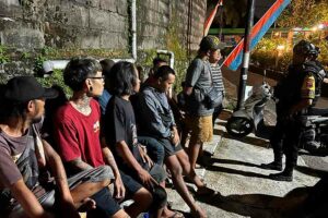 Sembilan pemuda yang diamankan oleh Tim Sparta Sat Samapta Polresta Surakarta setelah mengamuk di sebuah rumah warga di kota Solo. (foto: Dok Humas Polri)