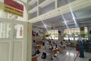 Suasana belajar di sebuah SMP Negeri di Surabaya