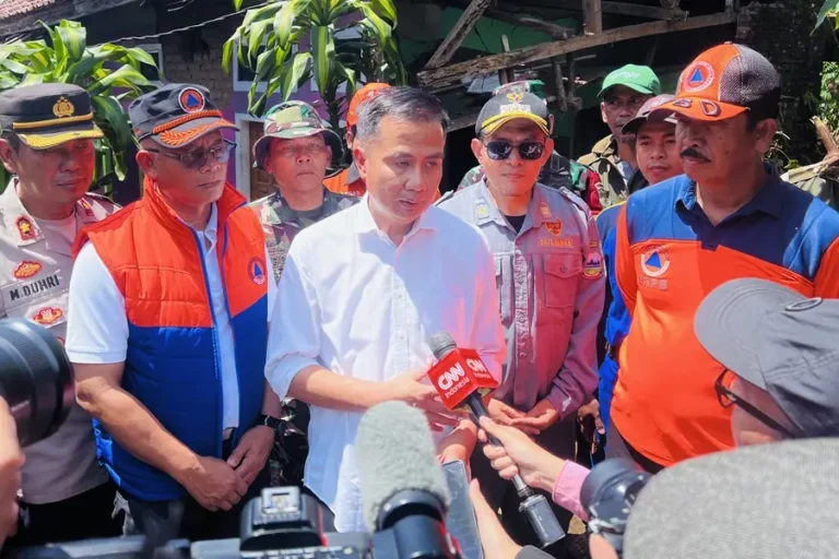 Pj Gubernur Tinjau Lokasi Terdampak Gempa di Garut, Aktivitas Masyarakat Kembali Normal