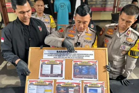 Kapolres Cianjur AKBP Aszhari Kurniawan menunjukkan barang bukti kasus pembuatan website judi online (foto: Dok Humas Polri)