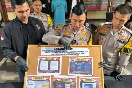 Polres Cianjur Tangkap Pelaku Pembuat Website Judi Online, Ngaku tak Bisa Diblokir Pemerintah Kapolres Cianjur AKBP Aszhari Kurniawan menunjukkan barang bukti kasus pembuatan website judi online (foto: Dok Humas Polri)