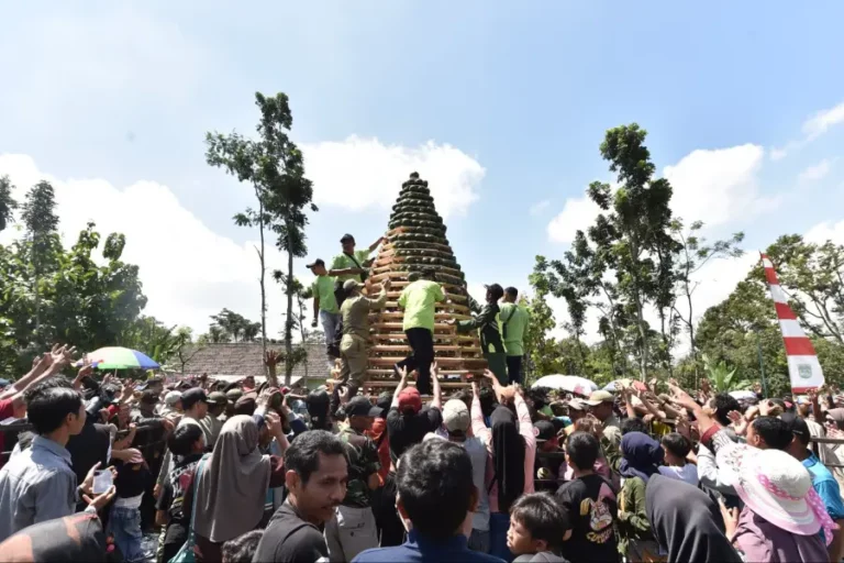 Ribuan Warga Berebut Alpukat di Gema Kating Pasuruan, Jenis Alligator jadi Primadona