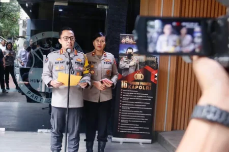 Kabid Humas Polda Metro Jaya, Kombes Ade Ary Syam Indradi, saat memberikan keterangan di depan media (foto: Dok Humas Polri)
