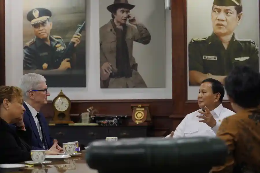CEO Apple Tim Cook, saat bertemu Prabowo Subianto di kantor Kementerian Pertahanan RI