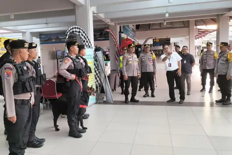 Kapolda Bali saat meninjau puncak arus mudik di Bandara Ngurah Rai (foto: Dok Humas Polri)