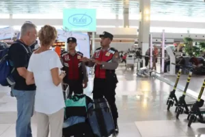 Petugas Polresta Bandara Soekarno-Hatta saat memberikan informasi pada warga asing di bandara (foto: Dok Humas Polri)