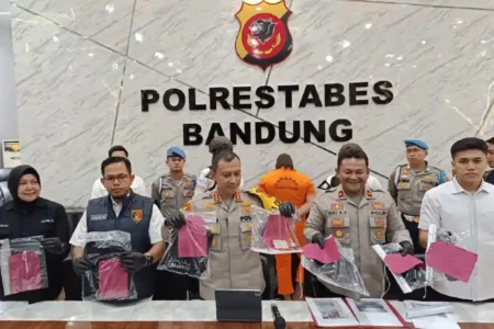 Petugas Polda Jabar saat menunjukkan barang bukti dalam kasus pembunuhan wanita di Apartemen Jardin, Jalan Cihampelas, Kecamatan Coblong, Kota Bandung. (foto: Dok Humas Polri)