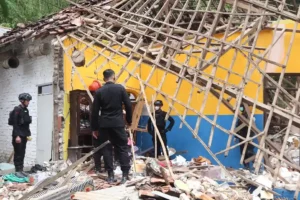 Petugas Polres Bangkalan bersama tim Lapfor dari Gegana Brimob Polda Jatim saat melakukan olah TKP ledakan petasan (foto: Dok Humas Polri)