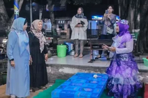 Meriahkan HUT Kabupaten Batang Ke-58, PKL Shelter Alun-alun Sajikan Pakaian Unik