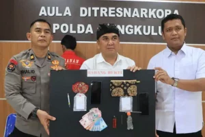 Modus Baru, Warung Makan di Sindang Kelingi Malah Jadi Tempat Transaksi Sabu Barang bukti yang diperoleh saat penangkapan pelaku warung sabu di Kota Bengkulu (foto: Dok Humas Polri)