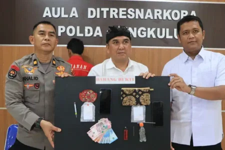 Modus Baru, Warung Makan di Sindang Kelingi Malah Jadi Tempat Transaksi Sabu Barang bukti yang diperoleh saat penangkapan pelaku warung sabu di Kota Bengkulu (foto: Dok Humas Polri)