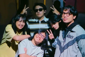 Sorot Hubungan Romantis yang Monoton, Girl and Her Bad Mood Rilis Loves Hates Loves Girl and Her Bad Mood