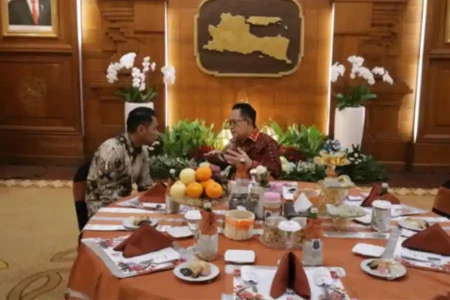 Pj Gubernur Jawa Timur Adhy Karyono menggelar Halal bihalal Idulfitri 1445 H bersama 38 bupati dan walikota se Jawa Timur di Gedung Negara Grahadi