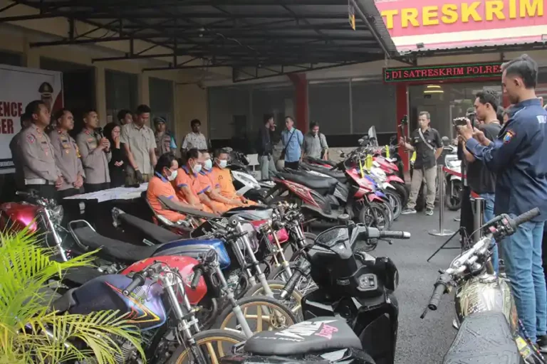 Konferensi pers hasil Operasi Ketupat Semeru 2024 yang dipimpin langsung oleh Kapolres Jember, AKBP Bayu Pratama Gubunagi, di Mako Polres Jember (foto: Dok Humas Polri)