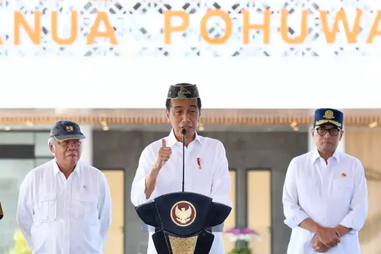 Presiden RI Joko Widodo saat meresmikan Bandara Panua Pohuwato di Kabupaten Pohuwato, Gorontalo (foto: Dok BPMI Setpres)