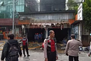 7 Korban Tewas dalam Kebakaran Mampang Dievakuasi ke RS Polri Kramat Jati Sisa-sisa kebakaran di kawasan Mampang (foto: Dok Humas Polri)