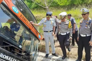 Kakorlantas Polri Irjen Pol. Aan Suhanan bersama Dirut PT. Jasa Raharja Rivan Purwantono saat terjun langsung ke lokasi kecelakaan tunggal di KM 370 Tol Batang-Semarang.