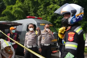 Kecelakaan KM 58 Tol Japek, Kakorantas Imbau Pemudik Pastikan Kondisi dan Kendaraan Prima Kakorlantas Polri Irjen Pol Aan didampingi Kabag Ops Korlantas Polri Kombes Pol Eddy Djunaedi saat terjun langsung di lokasi kecelakaan beruntun di Tol Jakarta-Cikampek (foto: Dok Humas Polri)
