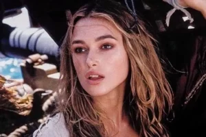 Keira Knightley dalam sebuah adegan dalam film Pirates of the Caribbean: The Curse of the Black Pearl (2003)