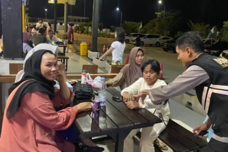 Seksi Dokkes Polres Tulang Bawang memberikan layanan kesehatan gratis di Pos Yan Rest Area 208 Tol Terpeka