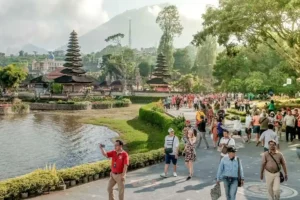 Wisatawan menikmati momen liburan di Indonesia