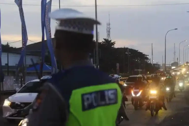 Petugas sedang mengawasi pemudik dengan sepeda motor