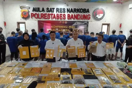 Awak Polrestabes Bandung menunjukkan barang bukti 41 pengedar narkotika yang berhasil ditangkap (foto: Dok Humas Polri)