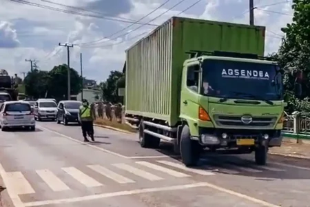 Bikin Macet Gara-gara Langgar SKB, 327 Truk Besar di Palembang Terpaksa Dikandangkan Operasi Ketupat Musi 2024 di wilayah Polda Sumsel (foto: Dok Humas Polri)