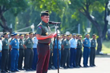 Panglima TNI Jenderal TNI Agus Subiyanto saat memberikan sambutan dalam Apel Khusus Halal Bihalal di Lapangan B3 Mabes TNI Cilangkap, Jakarta Timur