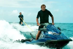 Sinopsis Point Break (2015), Aksi Penyamaran Agen FBI Sebagai Peselancar di Sarang Penjahat Aksi Laird Hamilton dan Luke Bracey dalam Point Break (2015) (foto: Dok Warner Bros. Pictures)