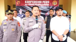 Kapolresta Bandung Kombes Pol Kusworo Wibowo saat memberikan keterangan dalam konferensi pers di Mapolresta Bandung (foto: Dok Humas Polri)