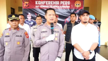 Kapolresta Bandung Kombes Pol Kusworo Wibowo saat memberikan keterangan dalam konferensi pers di Mapolresta Bandung (foto: Dok Humas Polri)