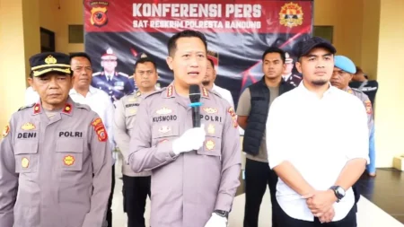 Polisi Amankan Pelaku Penganiayaan dengan Botol dan Golok di Cicalengka Kapolresta Bandung Kombes Pol Kusworo Wibowo saat memberikan keterangan dalam konferensi pers di Mapolresta Bandung (foto: Dok Humas Polri)