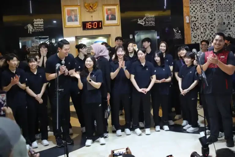 Menpora Dito bersama tim Red Sparks di Kantor Kemenpora, Senayan, Jakarta (foto: Dok Kemenpora)