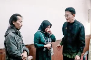 Bupati Herdiat Sunarya saat menyerahkan bantuan Rutilahu secara langsung pada dua warganya.