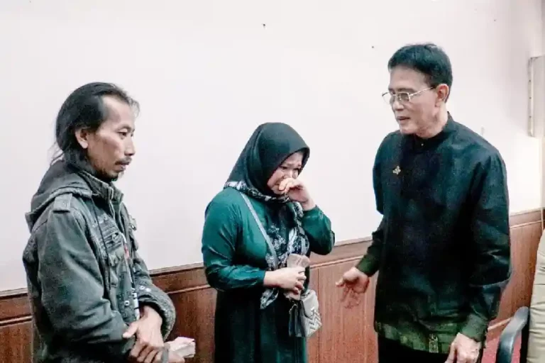 Bupati Herdiat Sunarya saat menyerahkan bantuan Rutilahu secara langsung pada dua warganya.