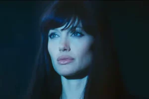 Angelina Jolie dalam sebuah adegan di film Salt (2010)