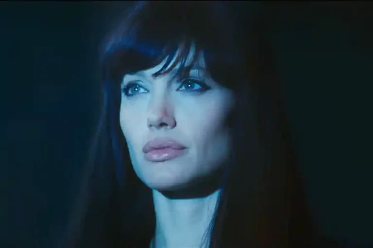 Angelina Jolie dalam sebuah adegan di film Salt (2010)