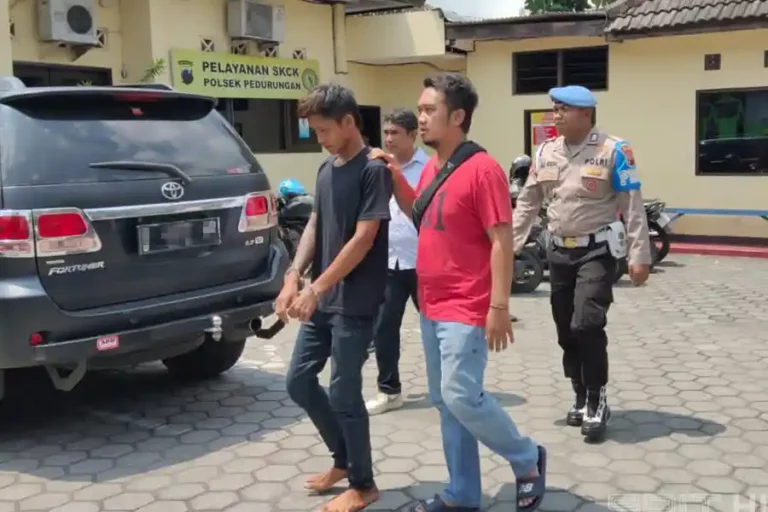 Viral Maling Sabun Muka Lawan Kasir Minimarket, Pelaku Berhasil Diamankan NC, pelaku pencurian di minimarket, saat diamankan petugas Polsek Pedurungan (foto: Dok Humas Polri)