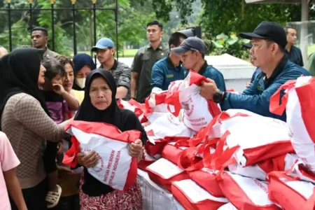 Warga antusias menerima bantuan paket sembako di sekitar Kompleks Istana Kepresidenan Bogor, Jawa Barat (foto: BPMI Setpres)